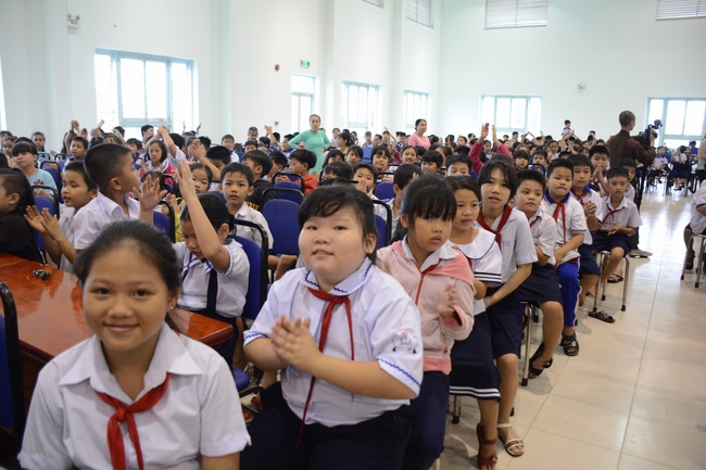 Giving gift portions to pupils on the occasion of Mid-Autumn Festival